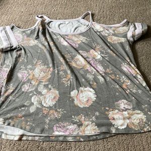 👚 $7 👚 Maurices cold shoulder top